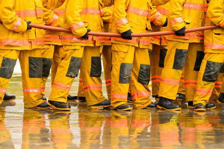 Picture-of-people-wearing-flame-retardant-trousers