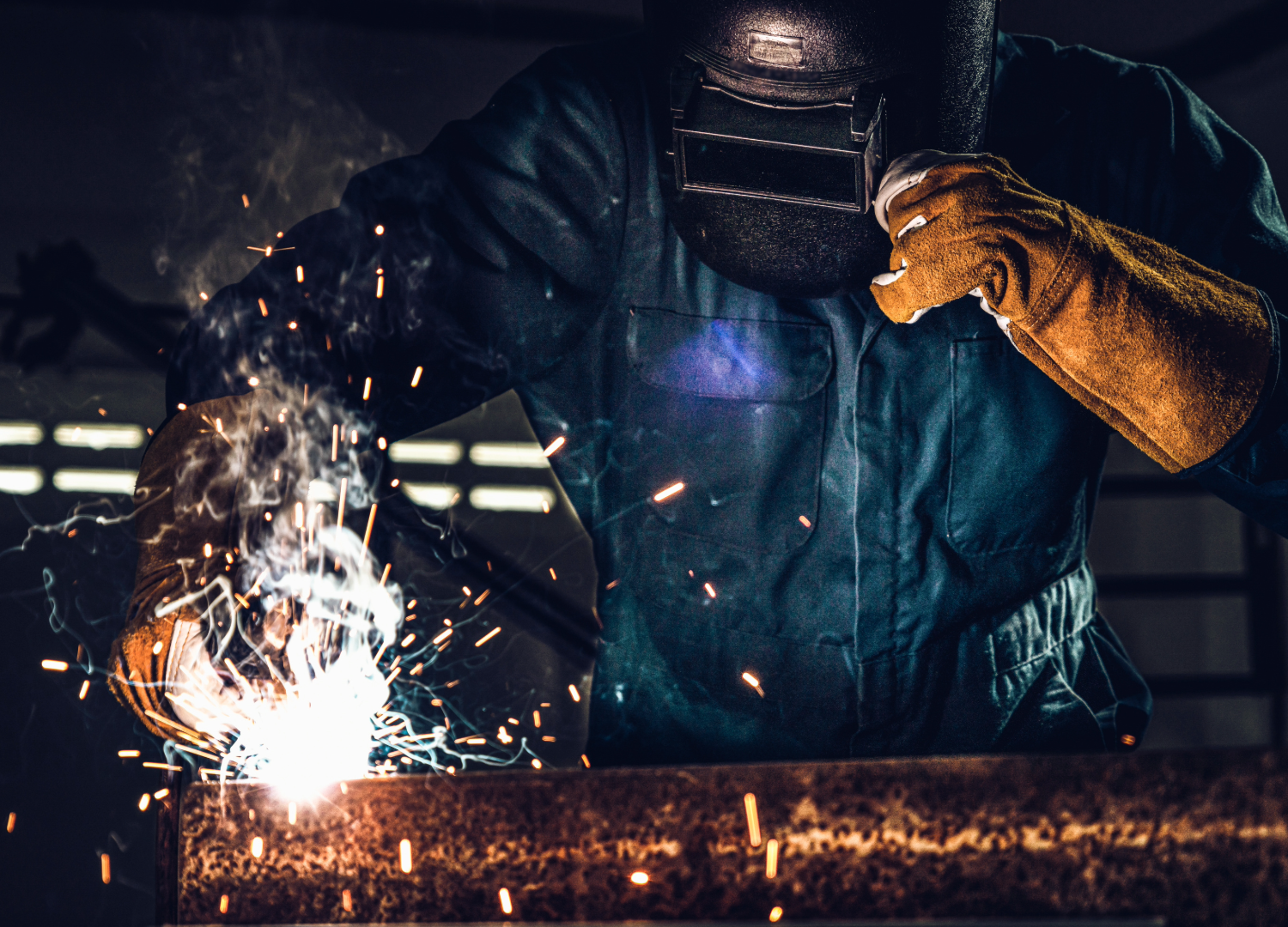The Role of Welding Gloves in Preventing Electrical Shocks and Burns