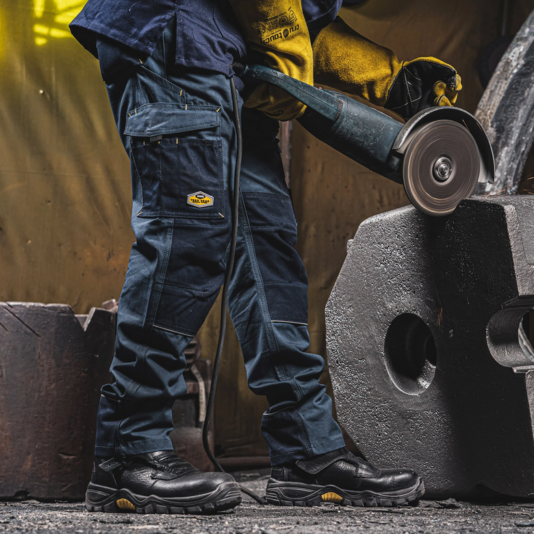 The Essential Guide to Acid-Resistant Overalls: Importance and Selection