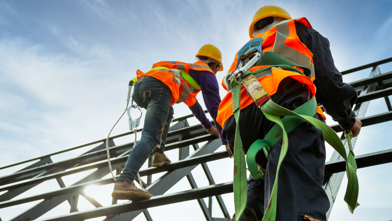 Employees safely working at heights - working at heights - fall protection