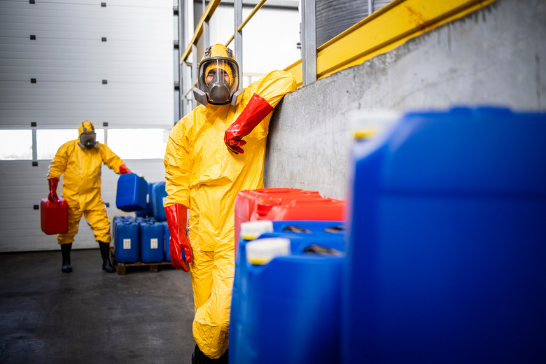 Picture-of-person-handling-chemicals-with-nitrile-chemical-resistant-gloves