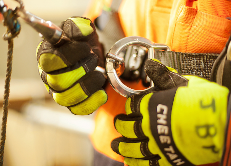 A Step-by-Step Guide to Putting on a Fall Arrest Harness for Construction Workers