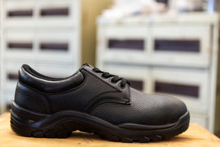 Jackal Lo Safety Shoe: Black work shoe with laces, steel toe cap, and a budget-friendly option.