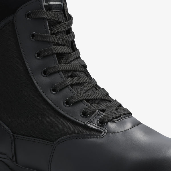 Magnum Classic Wide: Black work boot with laces, full-grain leather upper, and breathable mesh panels.