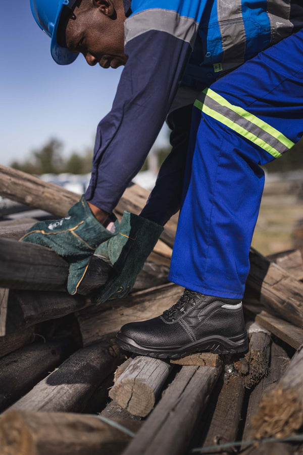 Raptor Safety Boot: Black work boot with laces, steel toe cap, and available in multiple sizes.