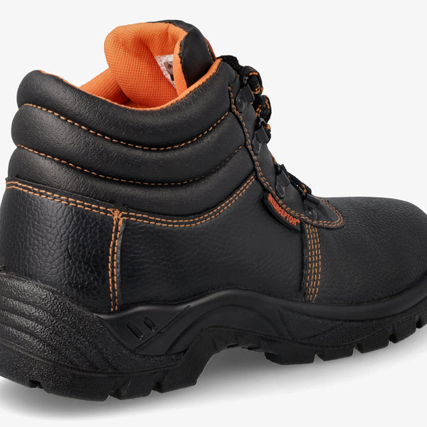 Interceptor Shikamo: Black work shoe with laces, without a steel toe cap.