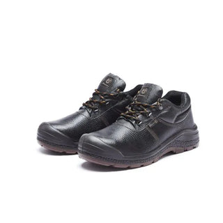 Dromex Ulteco Safety Shoe: Black safety shoe with cleated outsole and heat insulation.